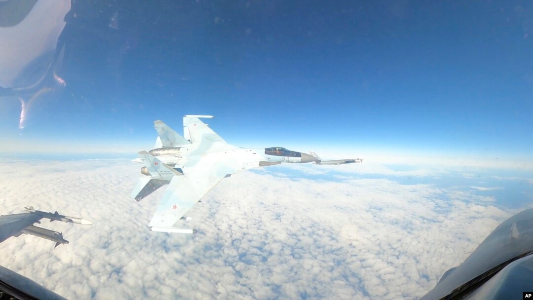 Skrinšot snimka ruskog aviona koji prolazi pored američkog, 23. septembra 2024. (Foto: AP/U.S. Department of Defense)