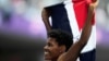 La dominicana Marileidy Paulino celebra tras ganar los 400 metros del atletismo de los Juegos Olímpicos de París, el viernes 9 de agosto de 2024, en Saint-Denis, Francia.