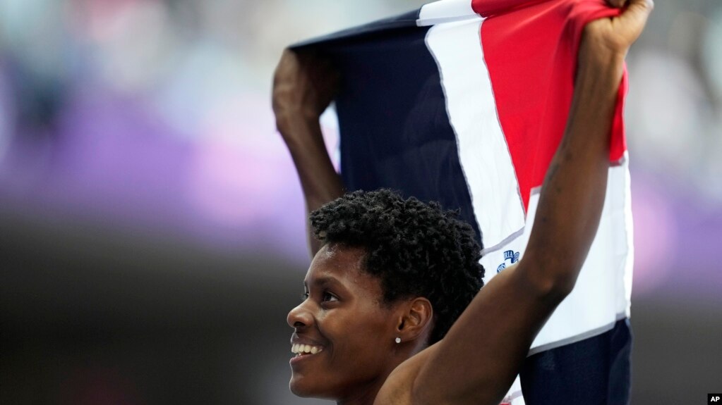 La dominicana Marileidy Paulino celebra tras ganar los 400 metros del atletismo de los Juegos Olímpicos de París, el viernes 9 de agosto de 2024, en Saint-Denis, Francia.