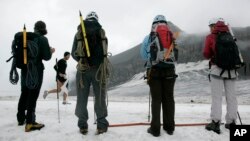 Quelques aventuriers sur le glacier montagneux de Tsanfleuron, Suisse, 8 août 2009.