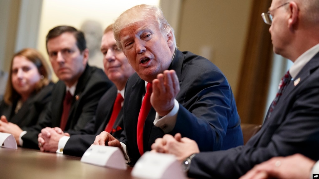 Presiden AS Donald Trump melakukan pertemuan dengan para eksekutif industri baja dan alumunium di Gedung Putih (1/3). 