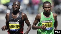 Moses Mosop trata de mantener el ritmo del ganador de la Maratón de Boston, Geoffrey Mutai.