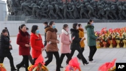 지난 2월 북한 평양 주민들이 만수대언덕 김일성, 김정일 동상에 헌화하고 있다. 