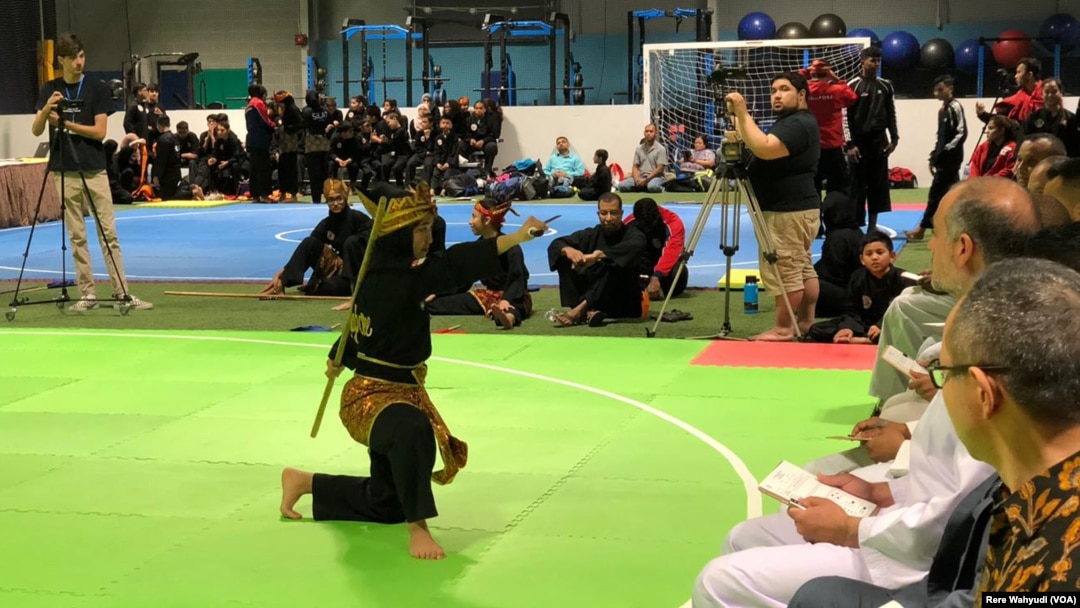 Turnamen pencak silat pertama di AS digelar di Kota Sterling, Virginia, 22 Juni 2019.(Foto: Rere Wahyudi/VOA).jpg