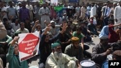 Supporters of the Tehreek-e-Labaik Pakistan (TLP), a hardline religious political party, protest against the court decision to overturn the conviction of Christian woman Asia Bibi in Karachi, Oct. 31, 2018. 