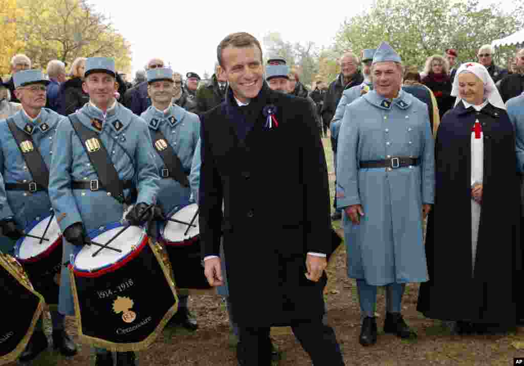 El presidente de Francia, Emmanuel Macron, (centro) junto a soldados en una ceremonia donde se recreó el centenario del fin de la Primera Guerra Mundial en Morhange, este de Francia, el lunes, 5 de noviembre de 2018.