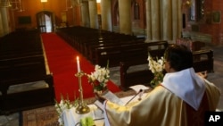 El reverendo Shahid Mehraj oficia la misa de Pascua en vivo desde una vacía Catedral de la Resurrección en Lahore, Paquistán, debido al confinamiento ordenado por el gobierno para detener la propagación del nuevo coronavirus. Abril 12 de 2020.