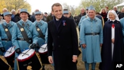 El presidente de Francia, Emmanuel Macron, (centro) junto a soldados en una ceremonia donde se recreó el centenario del fin de la Primera Guerra Mundial en Morhange, este de Francia, el lunes, 5 de noviembre de 2018.