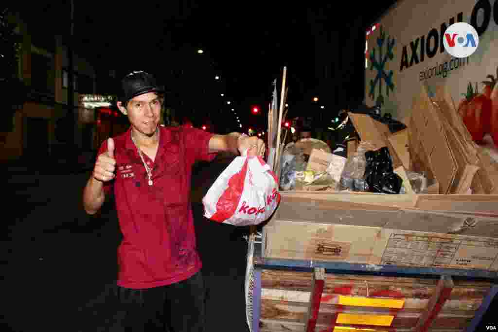 Algunos recicladores y habitantes de calle también se acercan para pedir ayuda y un &#39;bocado&#39; de comida. Para muchos, será la cena de hoy y la merienda de mañana.