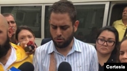 El diputado Juan Requesens, del partido Primero Justicia (PJ) en el que milita el dos veces candidato presidencial Henrique Capriles, fue uno de los legisladores agredidos.