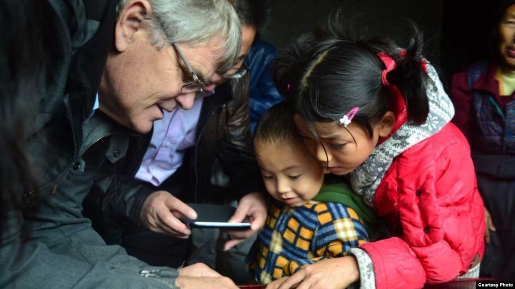 美國經濟學家羅斯高測試中國農村幼童的認知能力（受訪者提供）