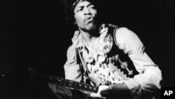 Jimi Hendrix au festival de musique pop de Monterey en Californie, le 18 juin 1967.