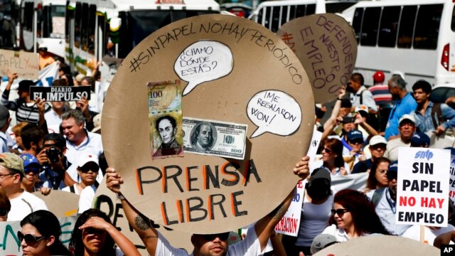 Reporteros sin Fronteras denuncian esta decisión por considerarla una obstrucción al ejercicio de la libertad de prensa.