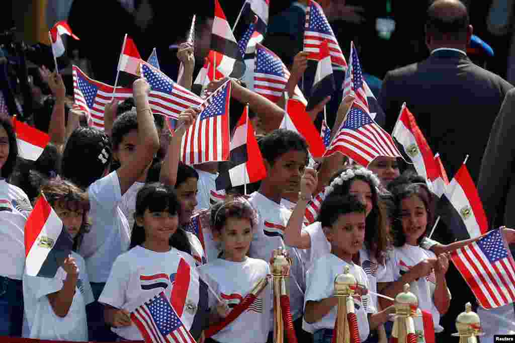 2018年10月6日，美国第一夫人梅拉尼娅特朗普抵达埃及开罗时，孩子们挥舞着旗帜，欢呼雀跃。