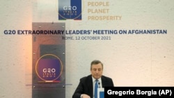 Thủ tướng Ý Mario Draghi họp báo kết thúc cuộc họp thượng đỉnh khẩn trực tuyến của Khối G20 về cuộc khủng hoảng nhân đạo tại Afghanistan, ngày 12/10/2021 tại Rome.