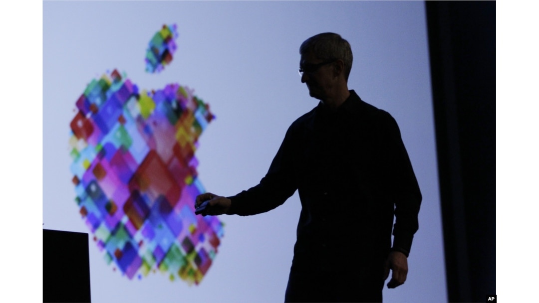 CEO Apple, Tim Cook memberikan presentasi layanan Operating System Apple, iOS 6 dalam Konferensi Pengembang Apple di San Francisco (11/6).