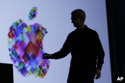 CEO Apple, Tim Cook memberikan presentasi layanan Operating System Apple, iOS 6 dalam Konferensi Pengembang Apple di San Francisco (11/6).