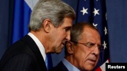 Menlu AS John Kerry (kiri) dan Menlu Rusia Sergei Lavrov melakukan pembicaraan konstruktif di Jenewa, Swiss (13/9). 