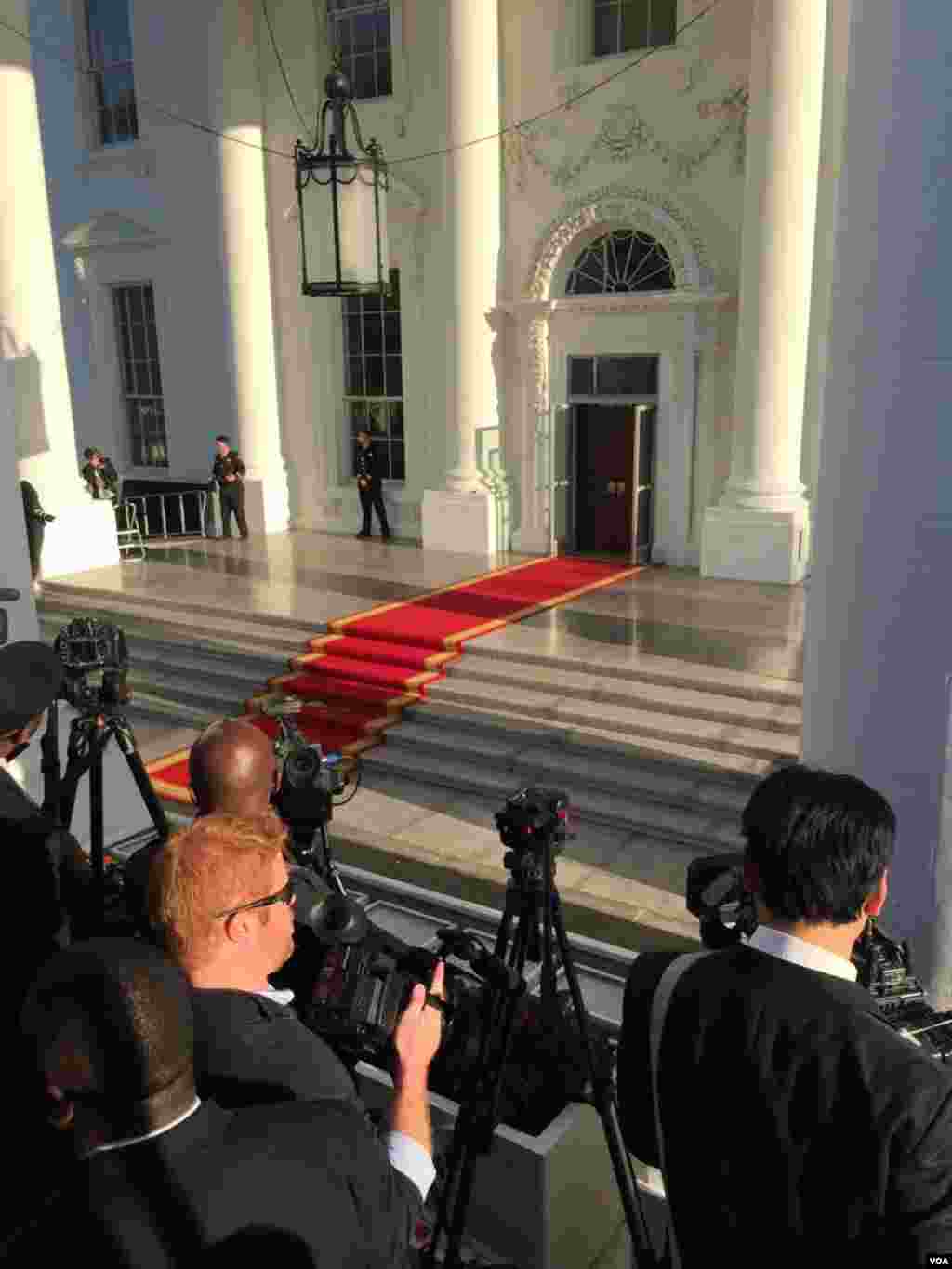 媒体采访白宫国宴欢迎仪式。站在高台上，一旁的美国媒体打趣说，希望媒体高架台不会倒塌。（美国之音张蓉湘拍摄）