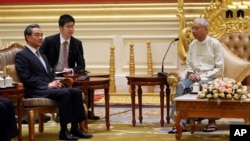 Myanmar's President Htin Kyaw, right, speaks with Chinese Foreign Minister Wang Yi, left, during their meeting at the President House in Naypyitaw, Nov. 19, 2017. (AP Photo/Aung Shine Oo)