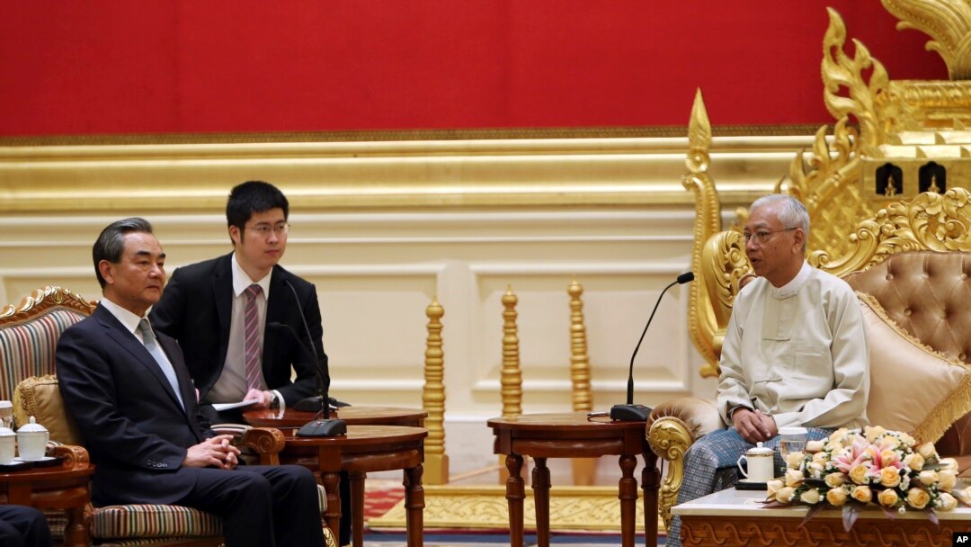 Presiden Myanmar Htin Kyaw, kanan, berbicara dengan Perdana Menteri China Wang Yi, kiri, di kediaman presiden di Naypyitaw, 19 November 2017. 