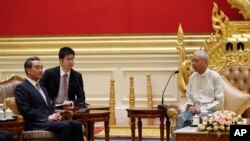 Presiden Myanmar Htin Kyaw, kanan, berbicara dengan Perdana Menteri China Wang Yi, kiri, di kediaman presiden di Naypyitaw, 19 November 2017. 