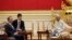 Presiden Myanmar Htin Kyaw, kanan, berbicara dengan Perdana Menteri China Wang Yi, kiri, di kediaman presiden di Naypyitaw, 19 November 2017. 