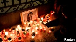 People light candles in front of Slovakia's government building during a march in memory of murdered Slovak investigative reporter Jan Kuciak and his girlfriend Martina Kusnirova, in Bratislava, Slovakia, March 2, 2018.