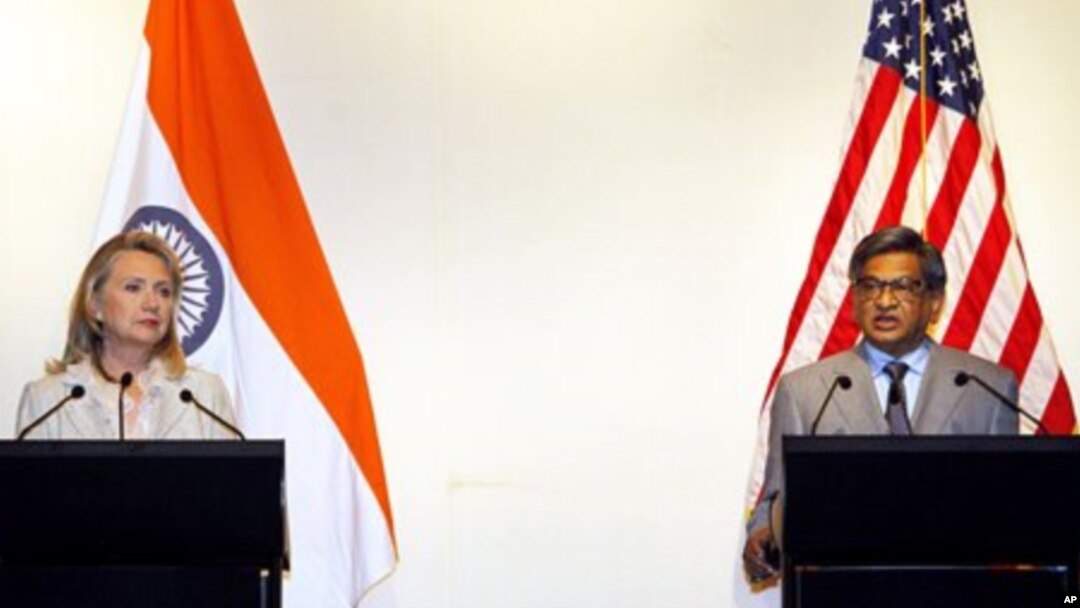 Menteri Luar Negeri AS Hillary Rodham Clinton (kiri) dan Menteri Luar Negeri India S.M. Krishna dalam suatu konferensi pers bersama di New Delhi, India (8/5).
