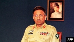 د کال ١٩٩٩ د اکتوبر د ١٧ نېټې د پرویز مشرف قام ته د لومړي تقریر په موقع اخیستل شوی تصویر