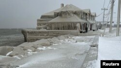 Un restaurante a orillas del lago Eire en la región de Búfalo, Nueva York, completamente cubierto de hielo el 24 de diciemnre de 2022.