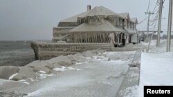 24일 기록적인 한파로 눈과 얼음으로 뒤덮힌 뉴욕주 버펄로의 한 식당. 