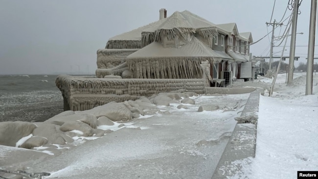 Un restaurante a orillas del lago Eire en la región de Búfalo, Nueva York, completamente cubierto de hielo el 24 de diciemnre de 2022.