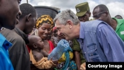 Mkuu wa masuala ya wakimbizi Umoja wa Mataifa, UN, Filippo Grandi alipotembelea kambi ya Nyarugusu magharibi yaTanzania, Februari, 2019. Picha kwa hisani ya UNHCR.