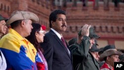 委内瑞拉临时总统马杜罗4月13日在加拉加斯参加一个纪念活动