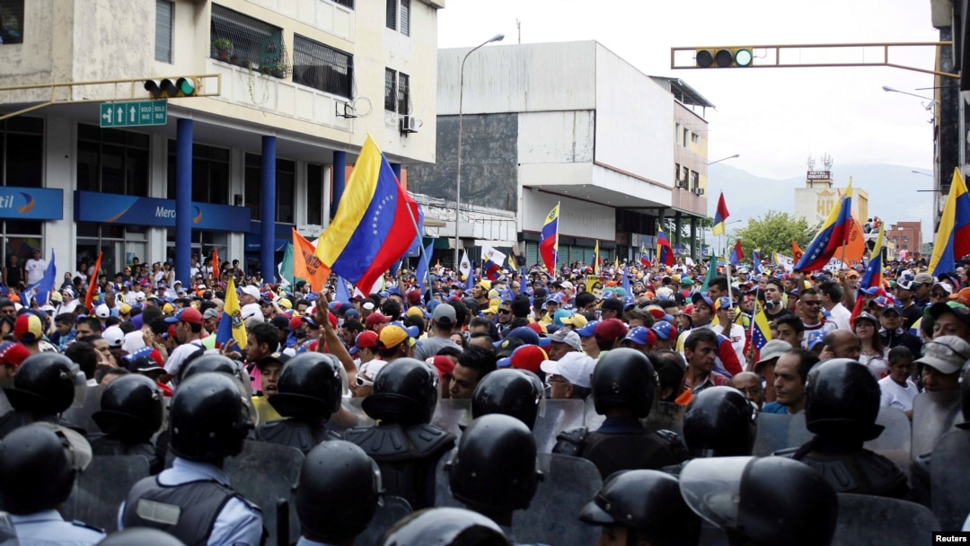 Người biểu tình Venezuela đối đầu với cảnh sát trong một cuộc biểu tình.
