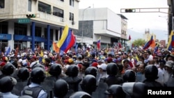 Người biểu tình Venezuela đối đầu với cảnh sát trong một cuộc biểu tình.