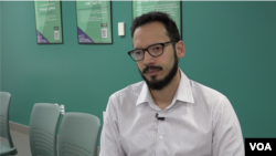 El escritor Rodrigo Blanco Calderón durante una entrevista con la Voz de América (Foto: Antoni Belchi)