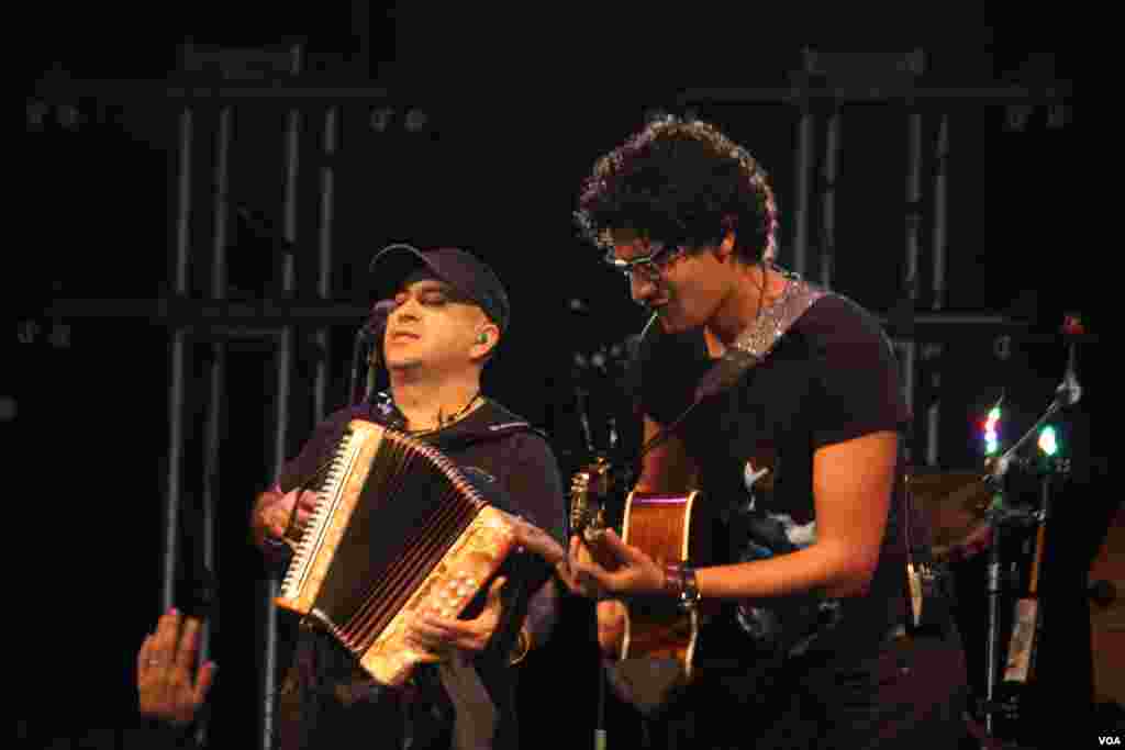 Su m&uacute;sica incluye ritmos e instrumentos del foloclor colombiano como el acordi&oacute;n.