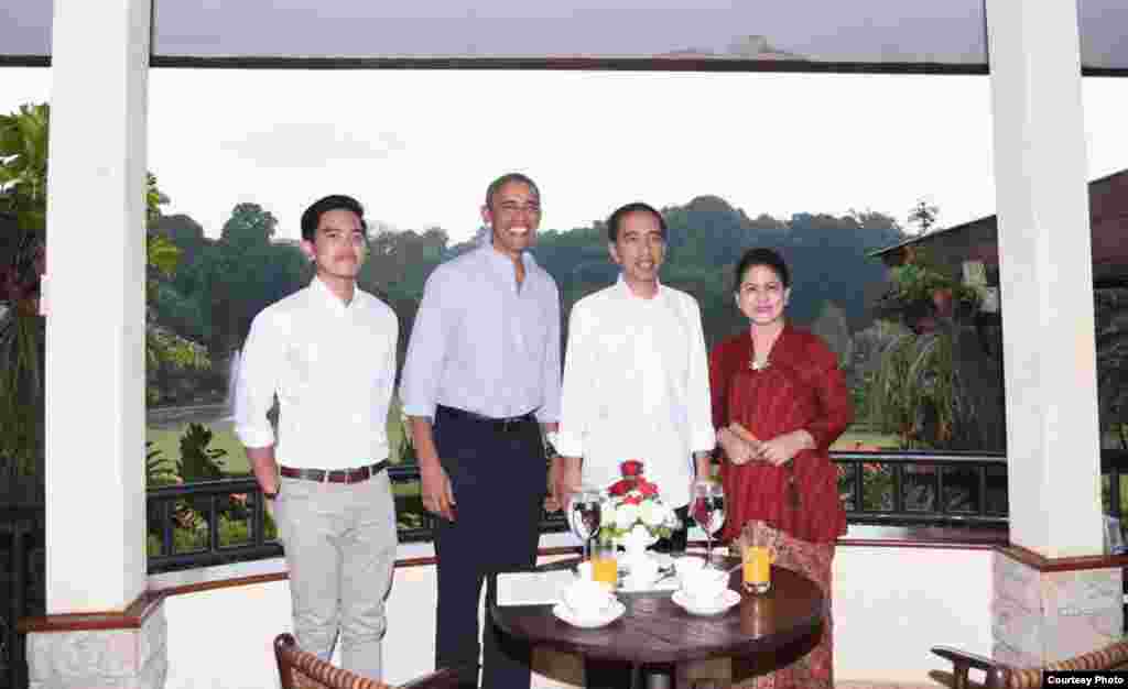 Presiden Joko Widodo dan Ibu Negara Iriana menjamu mantan Presiden Barack Obama di Grand Garden yang berlokasi di Kebun Raya Bogor, Jumat (30/6). (Photo Courtessy: Biro Setpres RI)