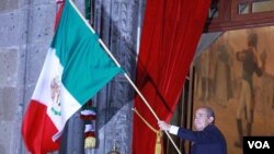 El presidente de México, con una escolta de seis cadetes, dio paso al abanderamiento en plena Plaza de la Constitución.