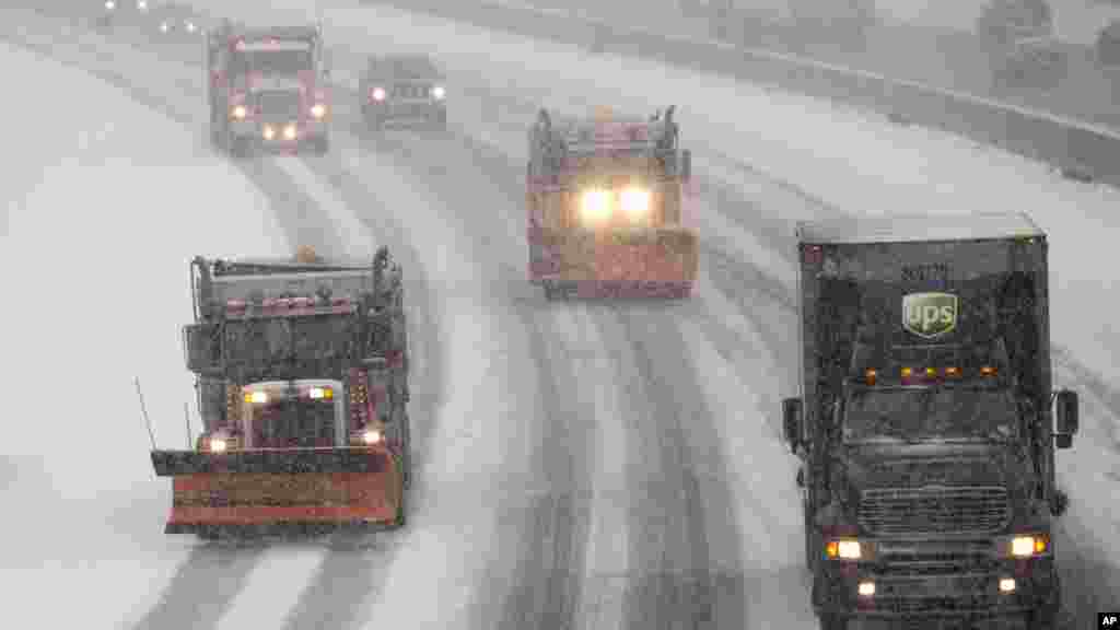Un chasse-neige en train de nettoyer l&#39;Autoroute 95 où la neige commence à tomber à Ashland, en Virginie, 22 janvier 2016. Les parties de la Virginie sont sous alerte pour blizzard. &nbsp;