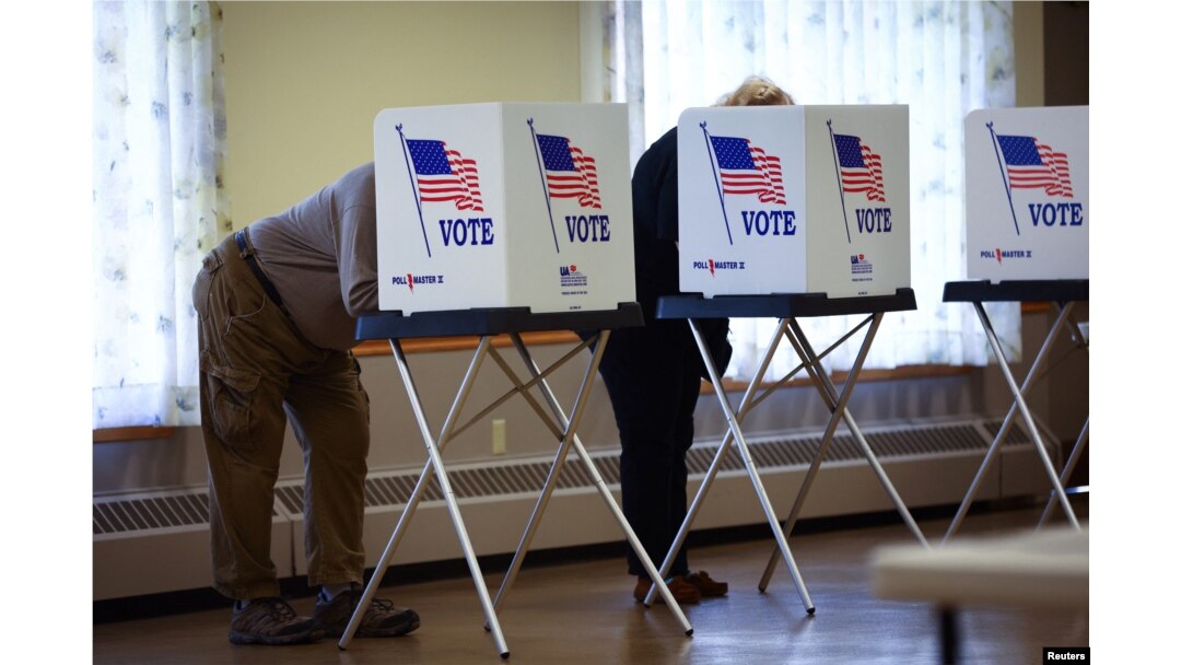 Pemilih mengisi surat suara di tempat pemungutan suara dalam pemilihan paruh waktu AS 2022 di pusat kota Harrisburg, Pennsylvania, AS, 8 November 2022. (REUTERS/Mike Segar)