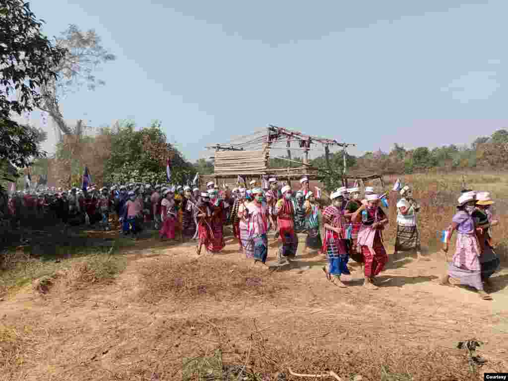 ဘီးလင်းဒေသက ကရင်ကျေးရွာသားများ ဆန္ဒပြမြင်ကွင်း တချို့။ (ဓါတ်ပုံ - စောမြအေး - ဇန်နဝါရီ ၂၇၊ ၂၀၂၁)