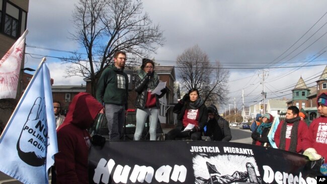 佛蒙特州伯灵顿联邦法院外，移民权益倡导组织“移民司法”的成员Zully Palacios Rodriguez向人群发表讲话。（2018年11月14日）