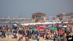 Une grande affluence à la plage après plus d'un an de restrictions contre les coronavirus, lors des célébrations du Jour de l'Indépendance, à Tel Aviv, Israël, le jeudi 15 avril 2021.