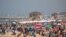 Une grande affluence à la plage après plus d'un an de restrictions contre les coronavirus, lors des célébrations du Jour de l'Indépendance, à Tel Aviv, Israël, le jeudi 15 avril 2021.