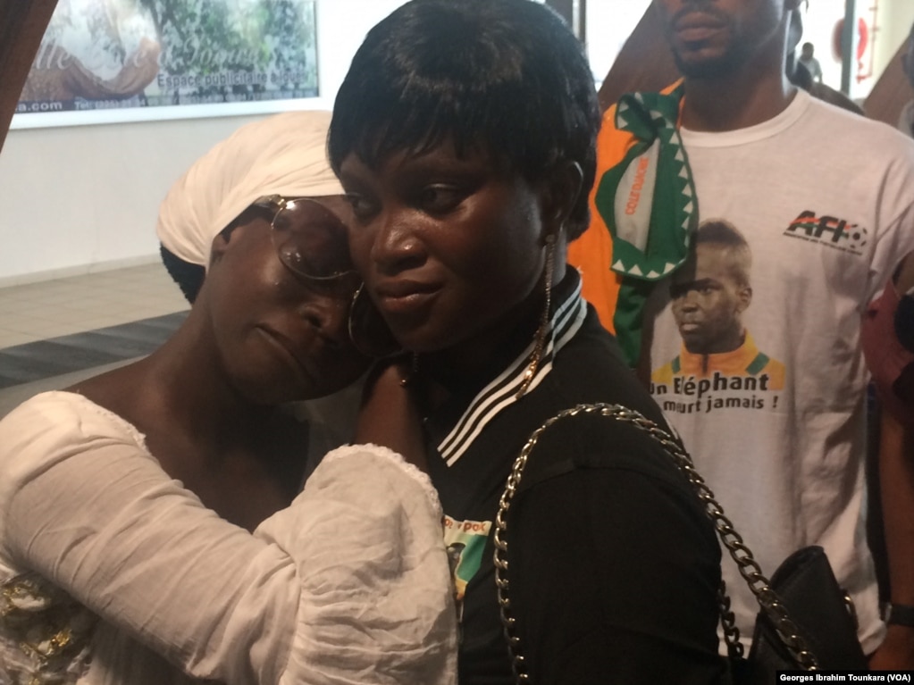Une des soeurs de Cheick Tioté à l&#39;aéroport d&#39;Abidjan, le 15 juin 2017. (VOA/Georges Ibrahim Tounkara)