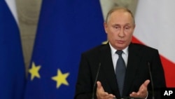 블라디미르 푸틴 러시아 대통령이 24일 모스크바에서 열린 주세페 콘테 이탈리아 총리와의 공동기자회견에서 발언하고 있다.