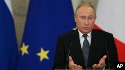 Tổng thống Nga Vladimir Putin phát biểu trong một cuộc họp báo chung với Thủ tướng Ý Giuseppe Conte (không có trong hình) tại Điện Kremlin ở Moscow, ngày 24 tháng 10, 2018. 